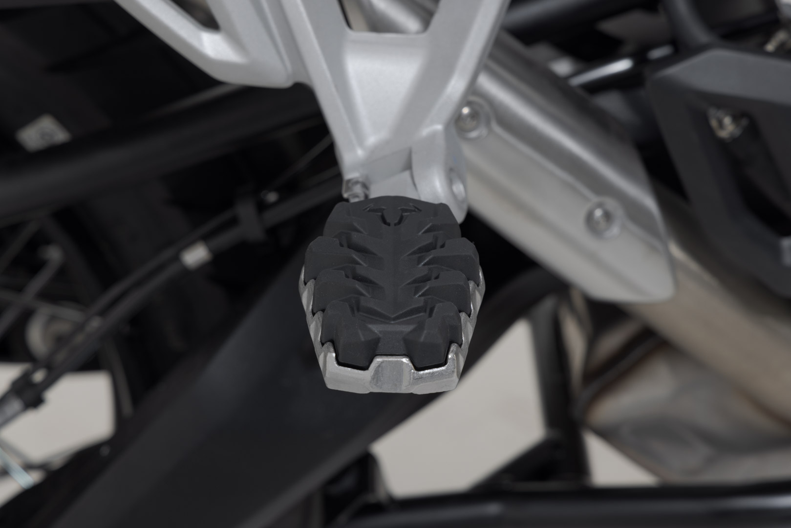 SW-Motech EVO passagerarfotstödssats - Triumph Tiger 1200-modeller (22-). Figur 4