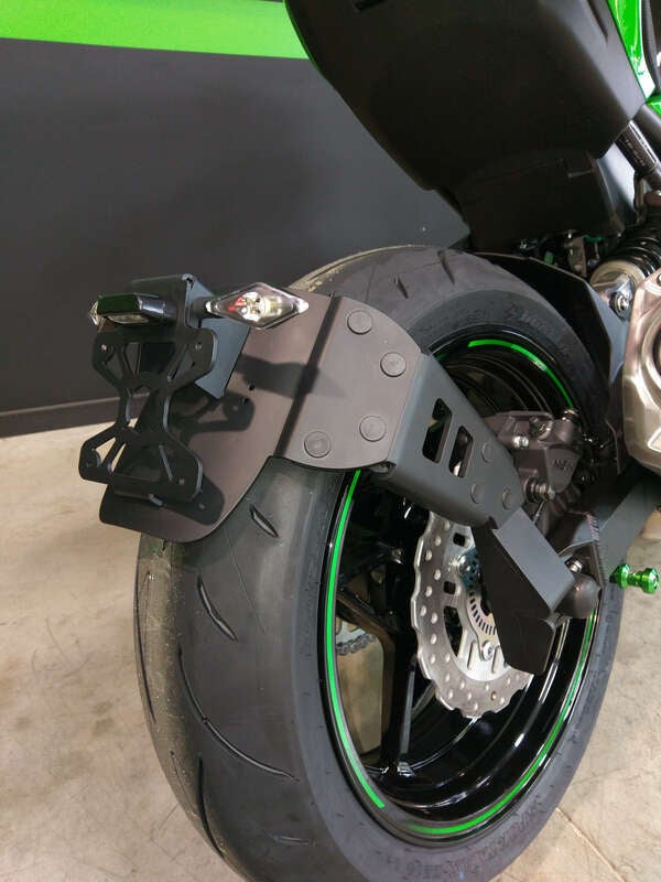 Design de Acesso Suporte de placa "flush wheel" preto da Kawasaki Z900 Porta-Matrícula Figura 1