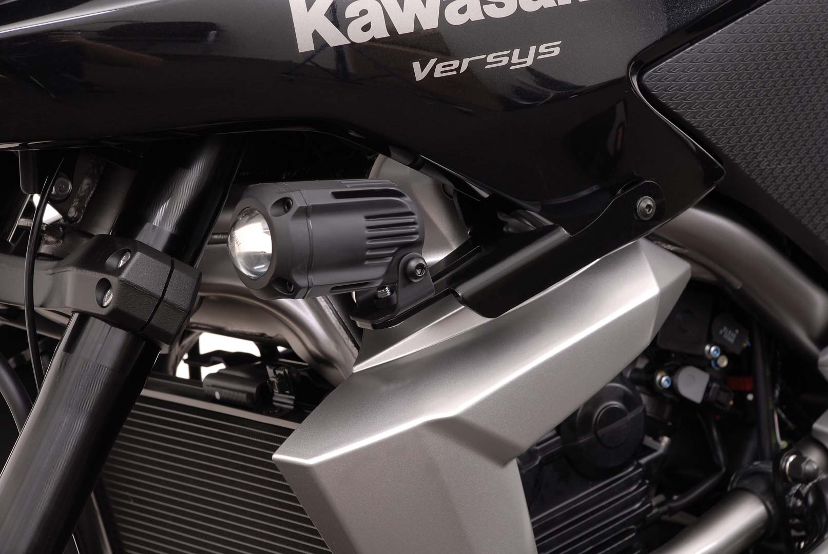 SW-Motech Suporte de luz - Preto. Kawasaki Versys 650 (09-14). Figura 1