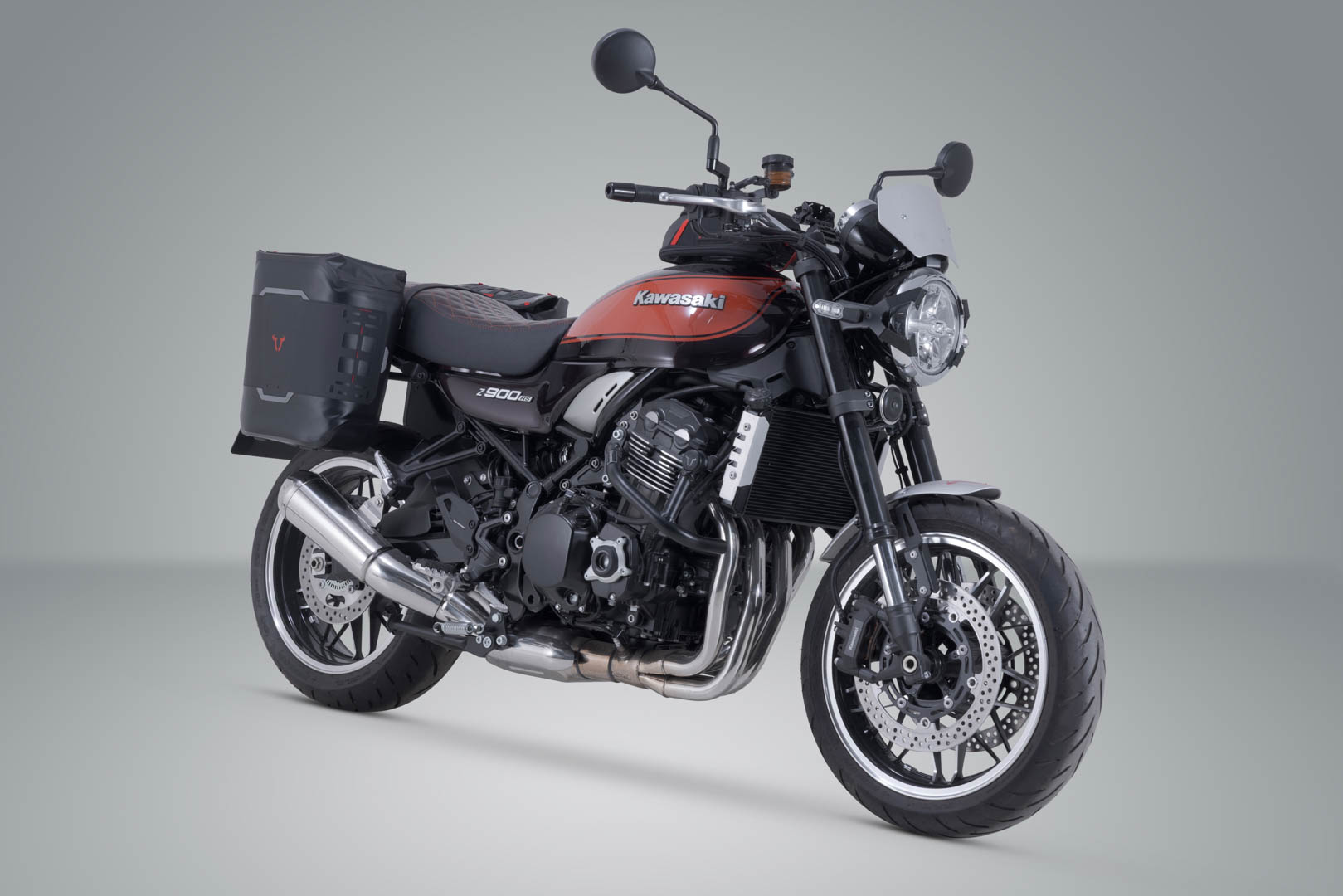 SW-Motech Side Bag WP-system V-LOC - 16/11 l. Kawasaki Z900RS/Cafe/SE (17-), 50-årsjubileum. Figur 2