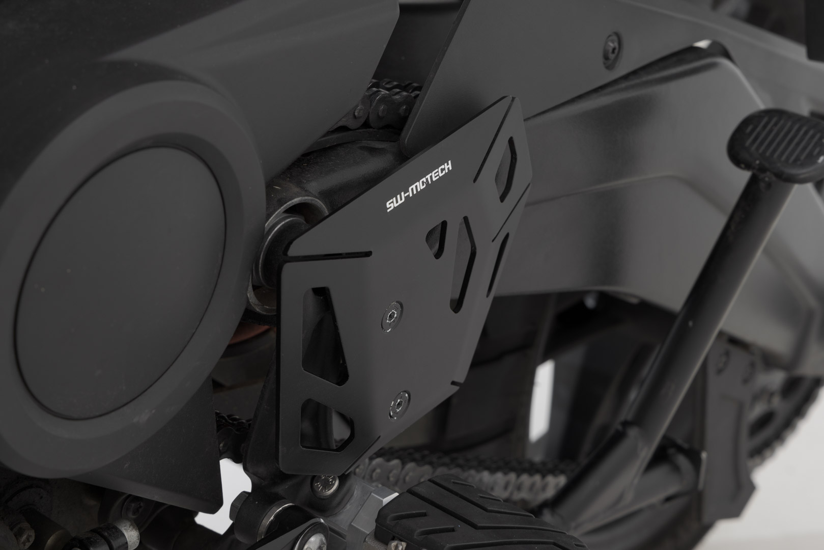 SW-Motech Heel guard stânga - Negru. Harley-Davidson Pan America (21-). Figura 1