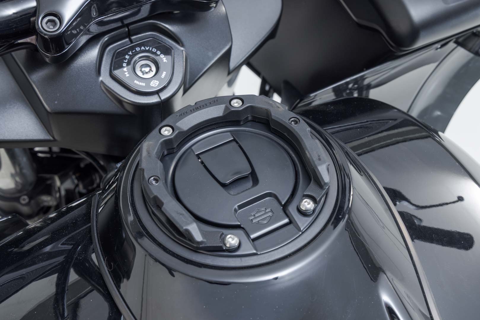 Inelul pentru rezervor SW-Motech PRO - Negru. Harley-Davidson Pan America (21-). Figura 2