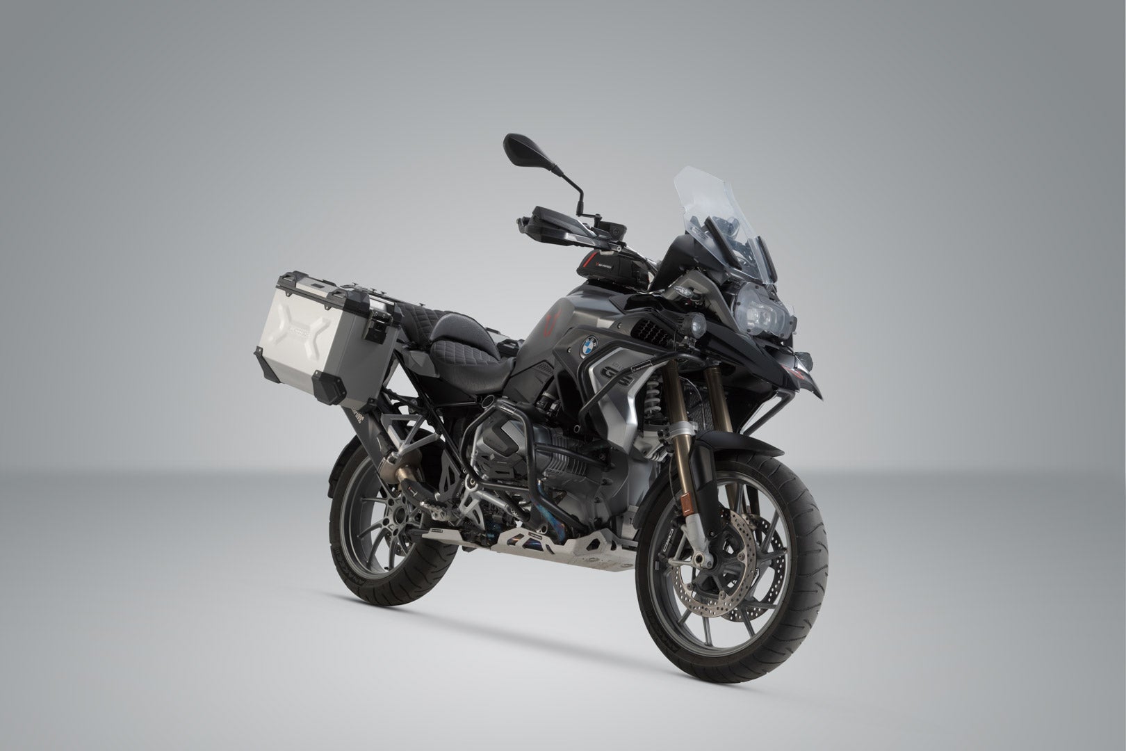 SW-Motech TRAX ADV aluminum case system + Akrapovic - Silver. 45/37 l. BMW R 1250 GS/Adv/Rallye (18-). Figure 2