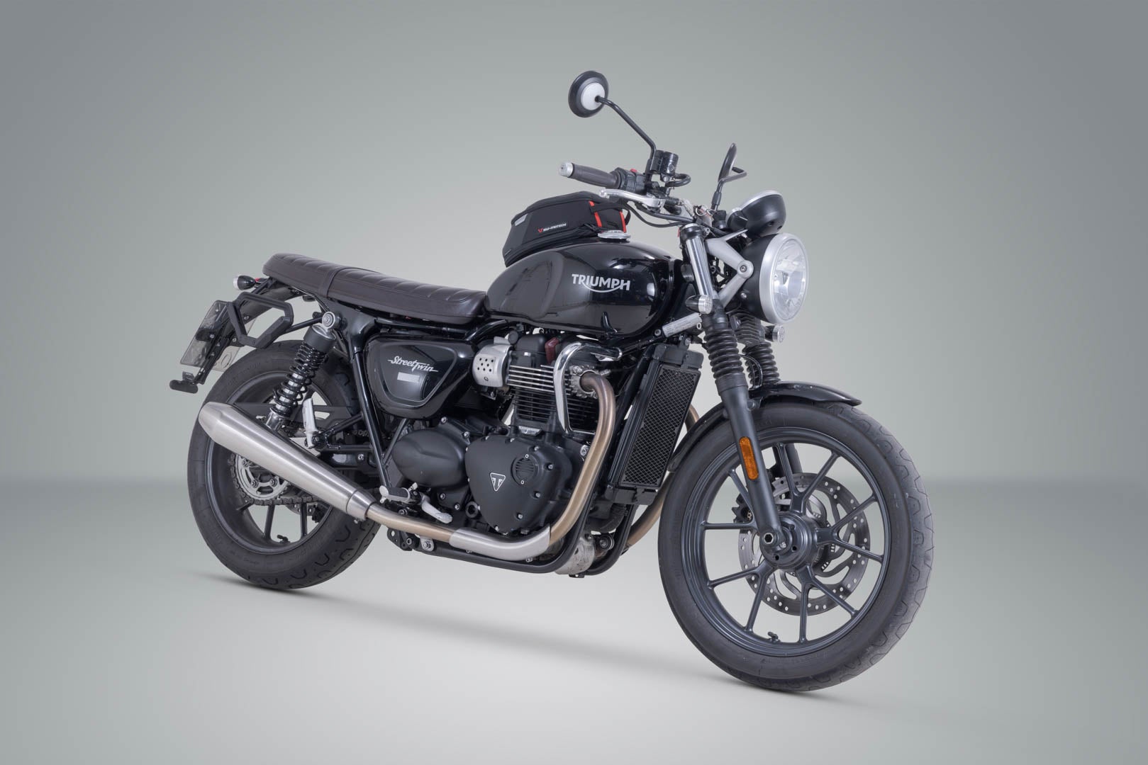 SW-Motech V-LOC Side Carrier à esquerda - Triumph Street Twin/Scrambler/Cup 900. Figura 2