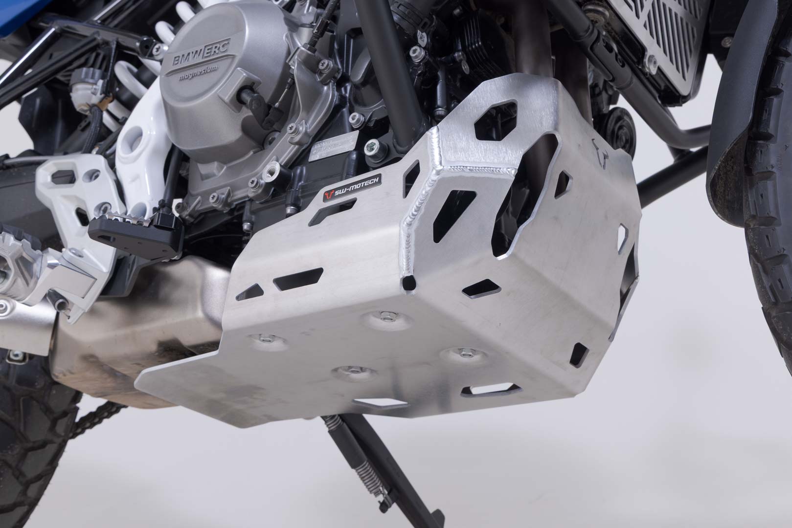 SW-Motechエンジンガード - シルバー。BMW F 450 GS(25-)。 図3