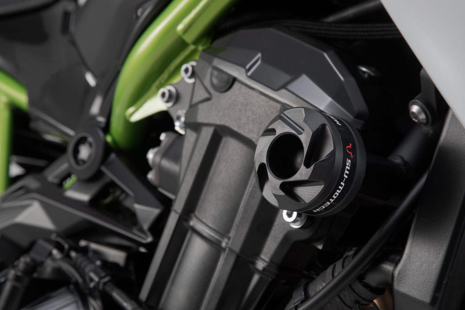 SW-Motech Frame skjutreglage kit - Svart. Kawasaki Z900 modeller (16-). Figur 1