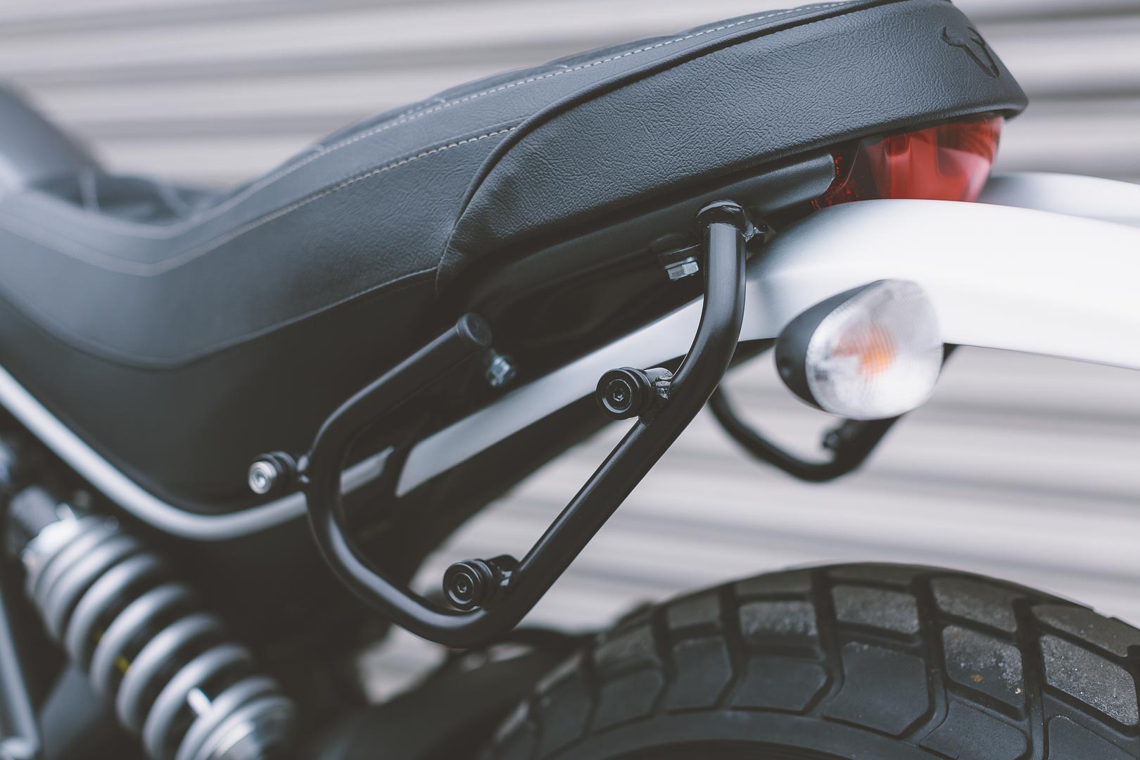 SW-Motech Legend Gear Side bag model LC - Ducati Scrambler (14-). Figura 4