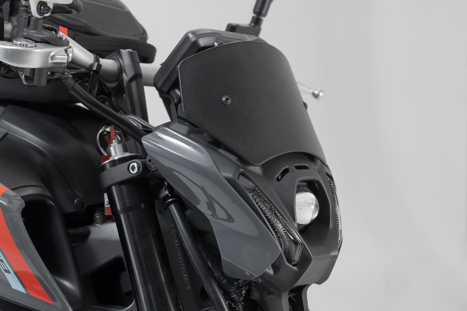 Parbrizul SW-Motech - Negru. Yamaha MT-09 / MT-09 SP (20-23). Figura 5