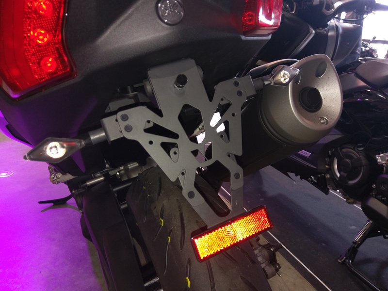 V-DELAR Svart plåthållare Yamaha T-Max 530 Figur 1