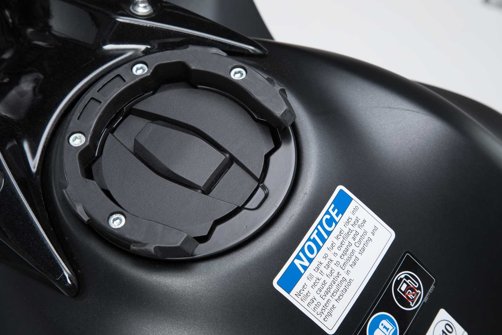 Inelul pentru rezervor SW-Motech EVO - Negru. Kawasaki Z650 (16-22), Ninja 650 (16-). Figura 1