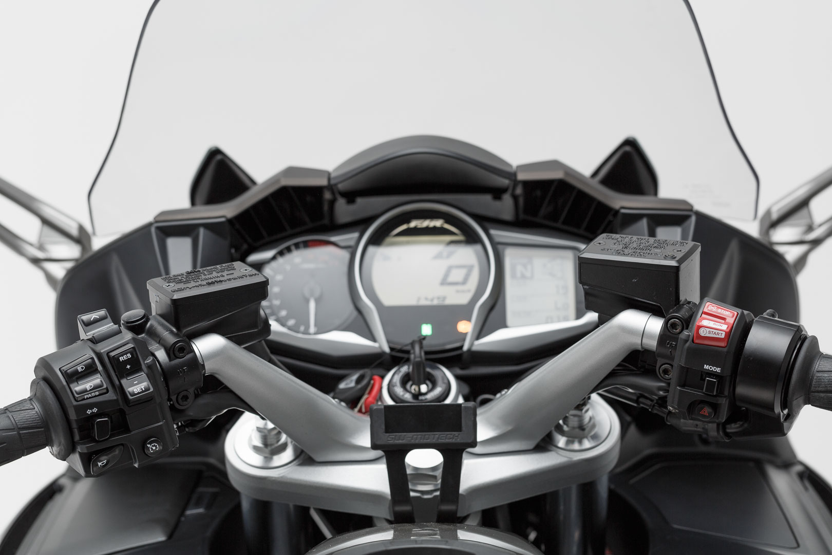 Suport GPS SW-Motech pentru ghidon - Negru. Yamaha FJR 1300 (04-). Figura 2