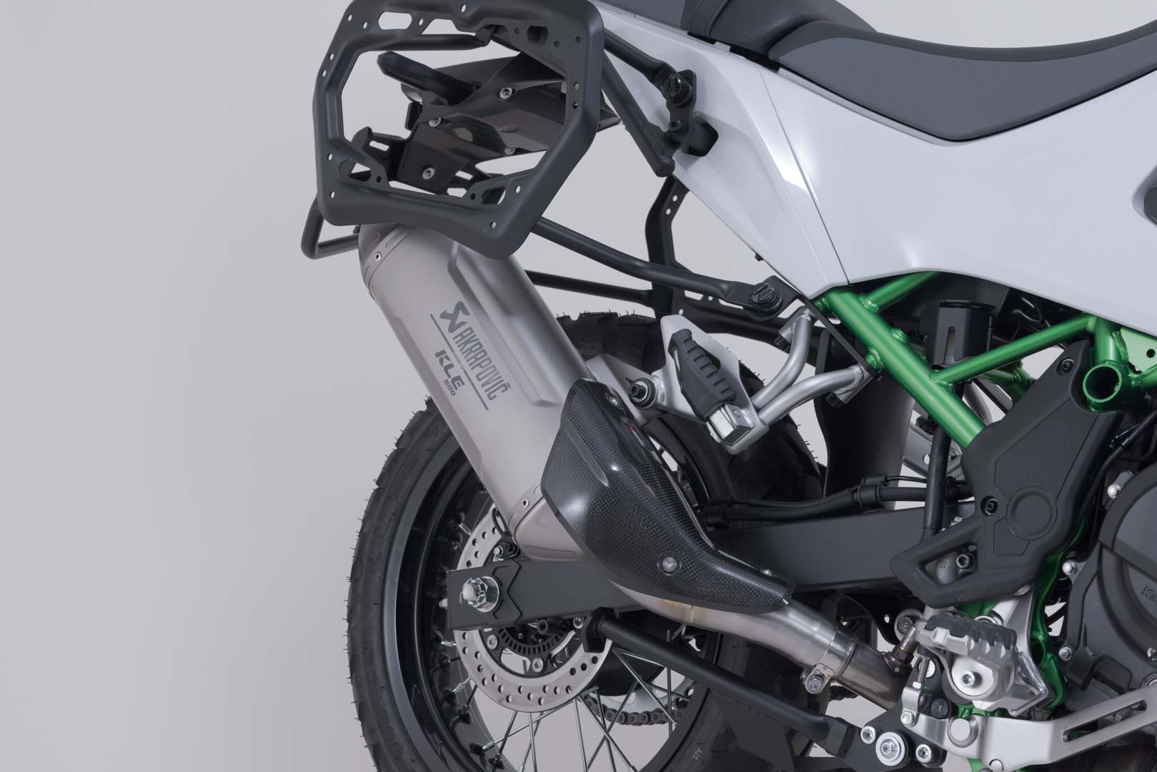 SW-Motech Akrapovic Slip On uitlaatsysteem - Zilver. Kawasaki KLE500 / SE (26-). Figuur 3