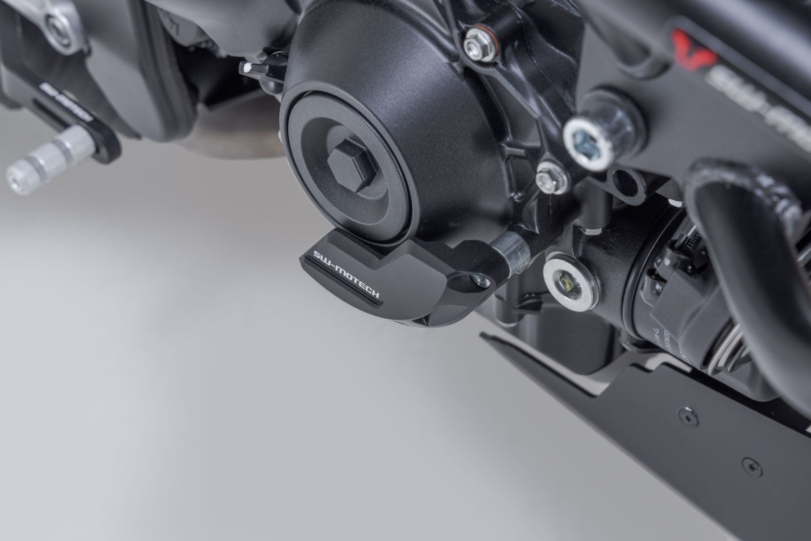 SW-Motech Motorgehäusedeckel-Schutz - Honda CB1000 Hornet (24-) / GT (25-). Abbildung 1