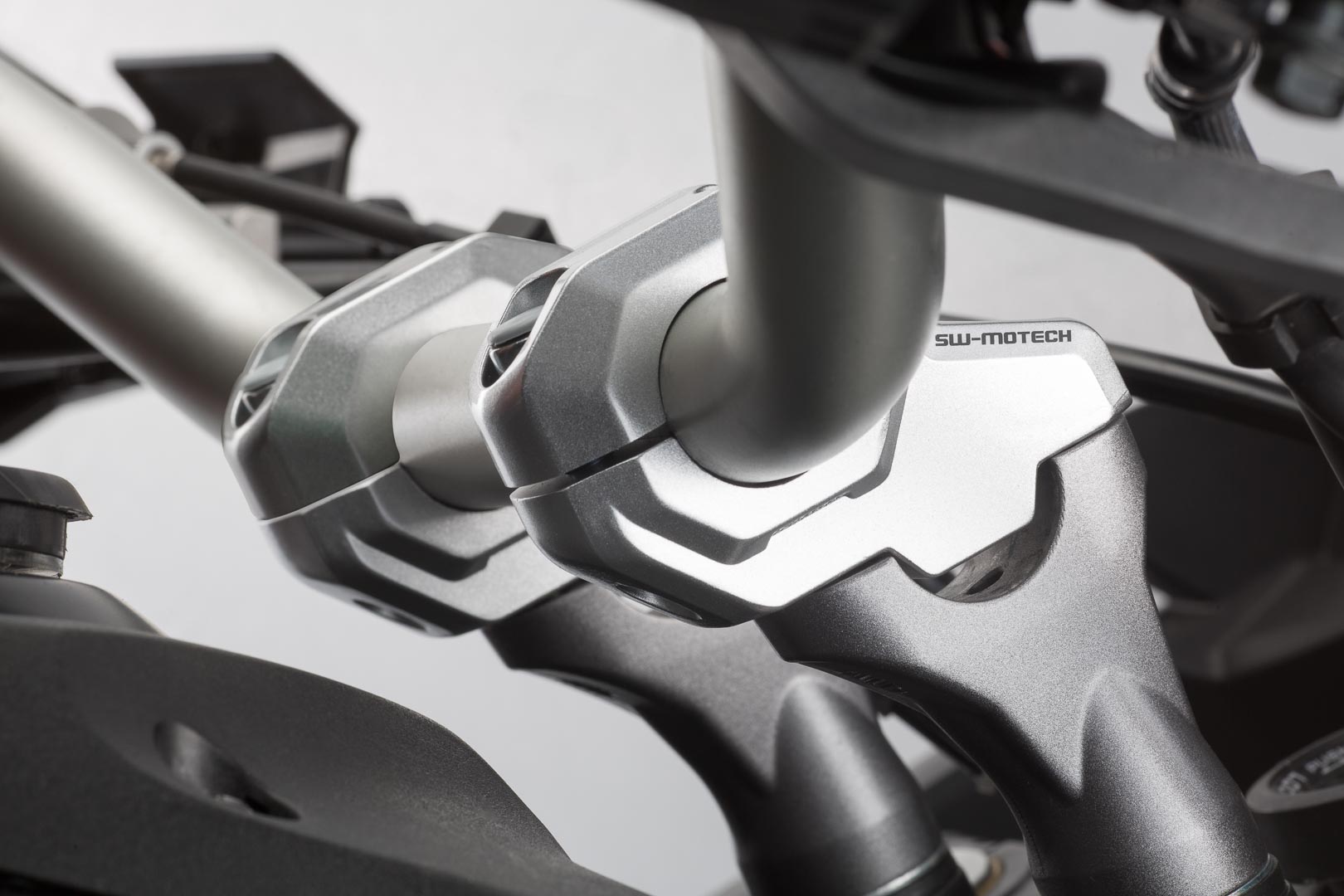 Spate cu bară SW-Motech pentru ghidonul Ø de 22 mm - H=30 mm. Spate 21 mm. Argintiu. Figura 2