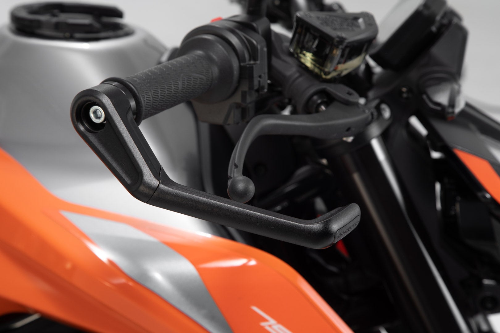 SW-Motech レバーガード - 黒。KTM/ハスクバーナモデル。 図5