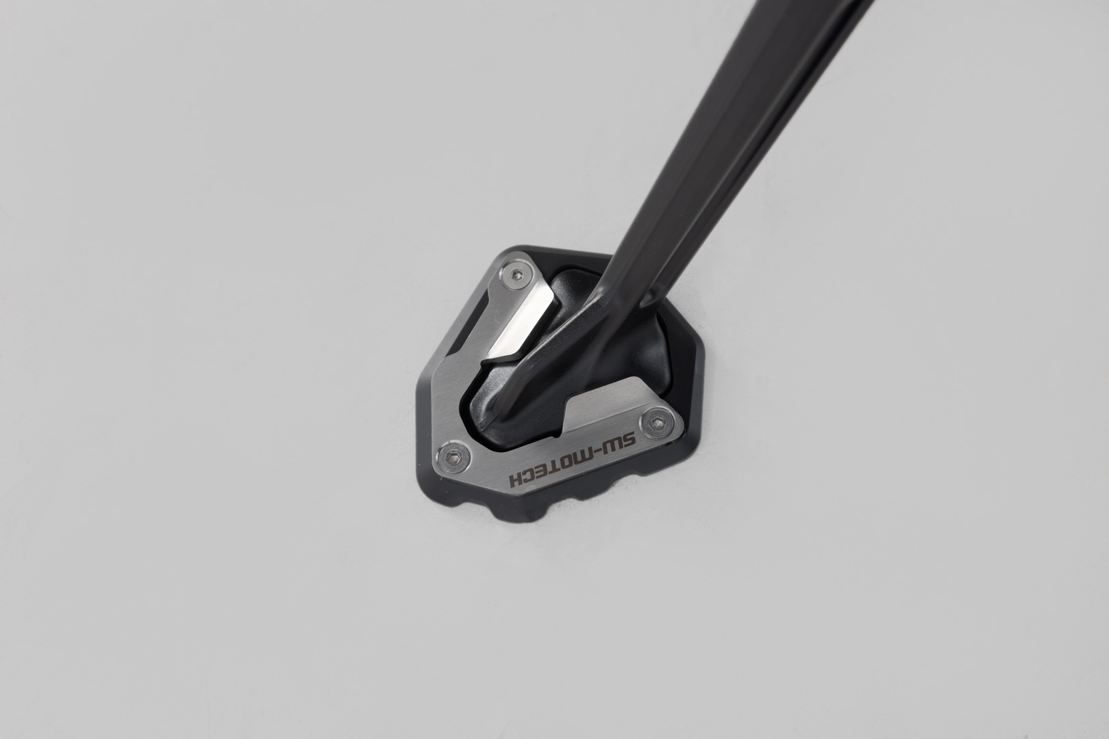 Extensie SW-Motech pentru piciorul lateral - Negru/argintiu. KTM 1290 Super Adventure/S (21-). Figura 1