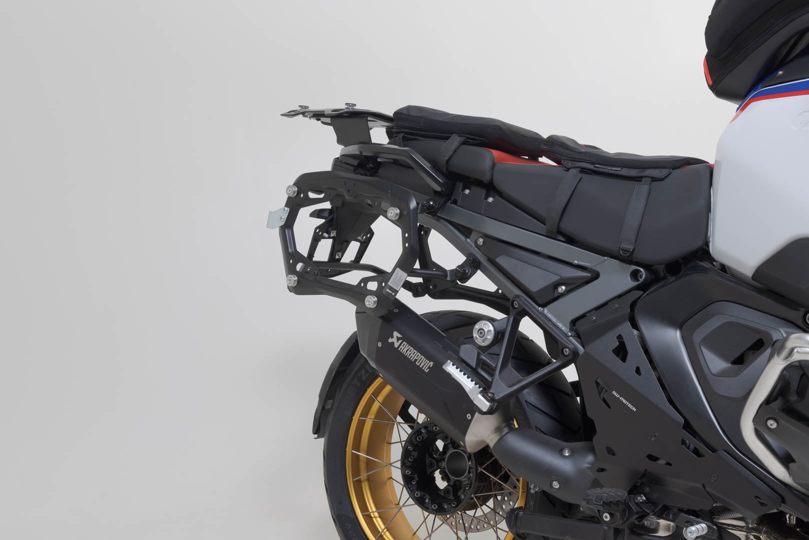 SW-Motech TRAX ADV Alukoffer-System + Akrapovic - Silbern. 45/45 l. BMW R 1300 GS Adv. (24-). Abbildung 4