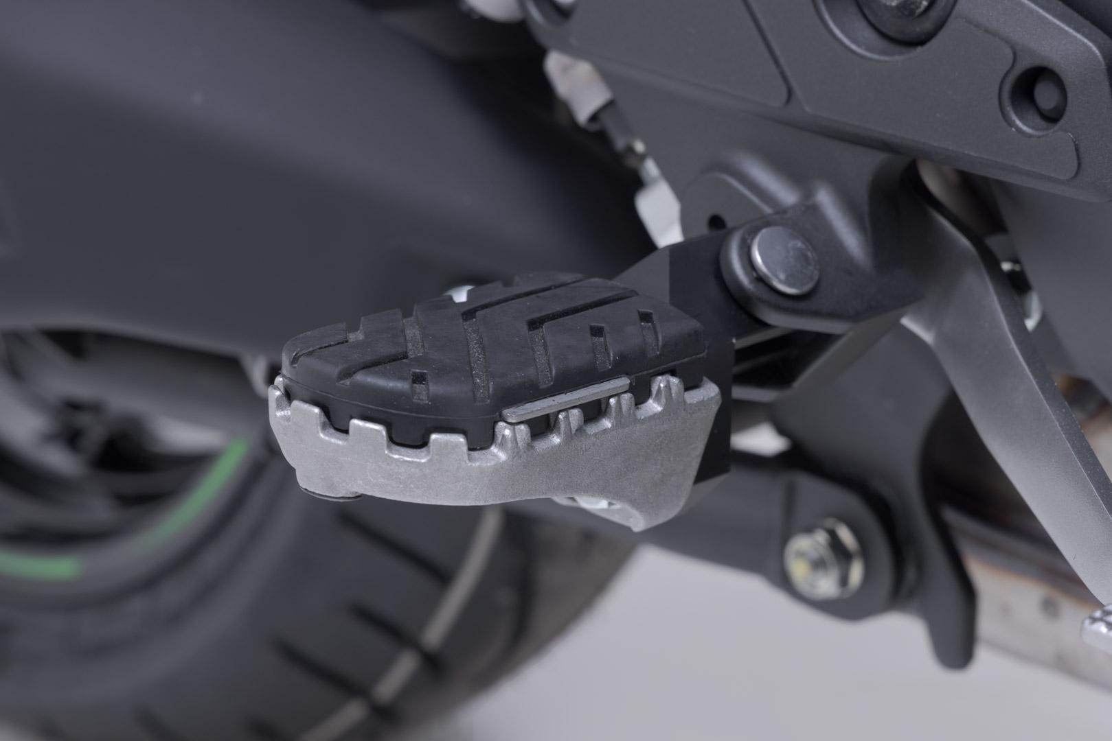 SW-Motech ION fotstöd kit - Silver. Kawasaki Versys 1100 (24-). Figur 3