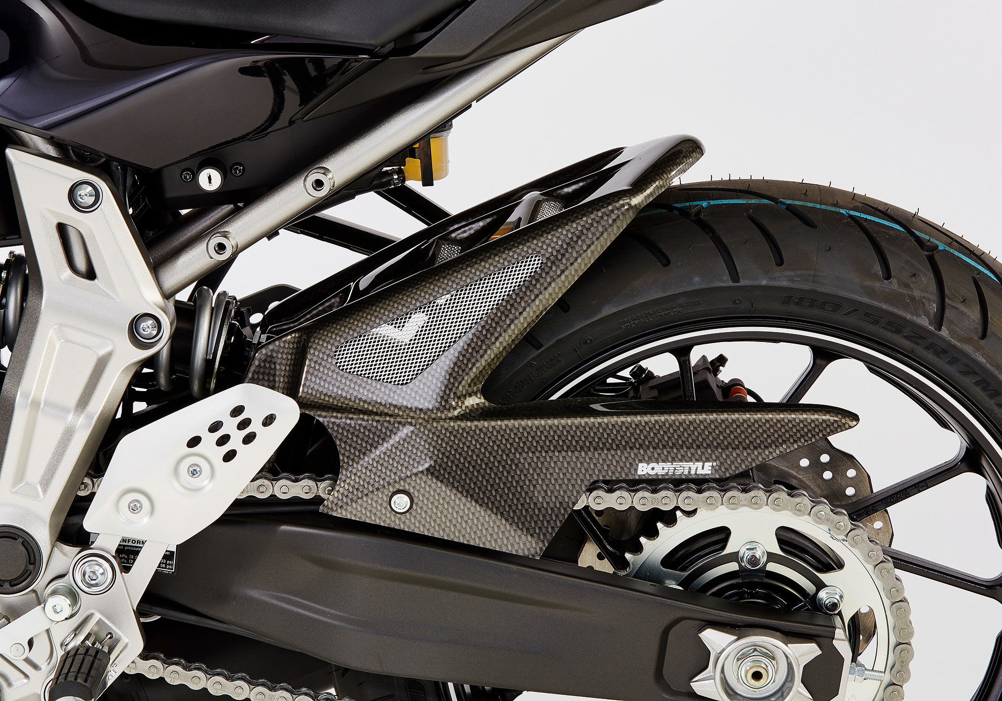 BODYSTYLE spate hugger ABS plastic aspect carbon Figura 1
