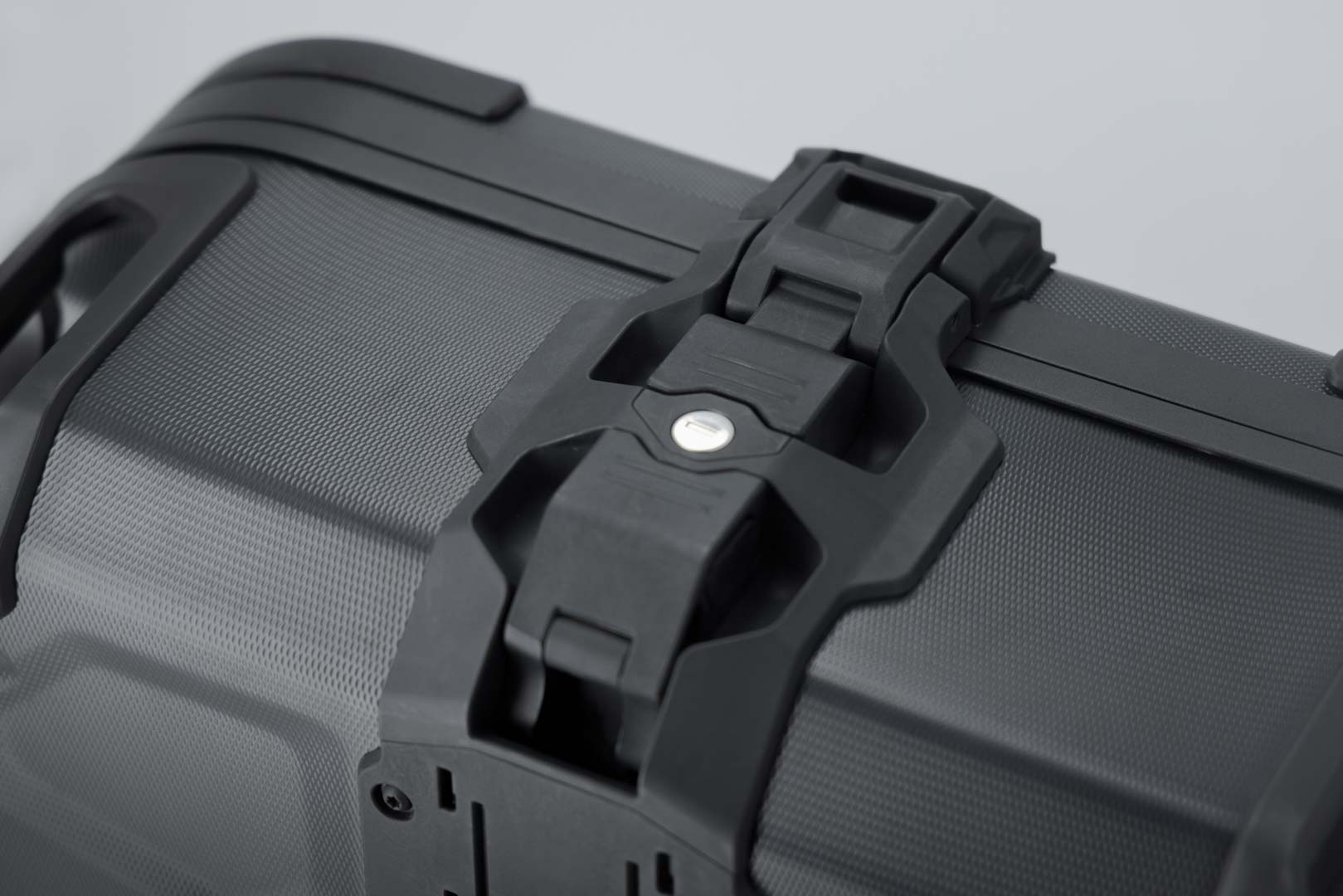Side view of SW-Motech DUSC hard case system - Black. 41/41 l. Ducati Multistrada V2/V2S (24-).