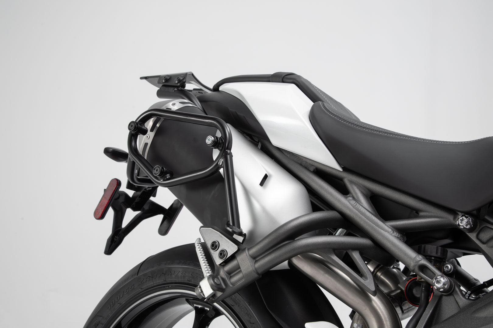 Sistem lateral SW-Motech URBAN ABS - 2x 16,5 l. Triumph Speed Triple 1050 (18-). Figura 3