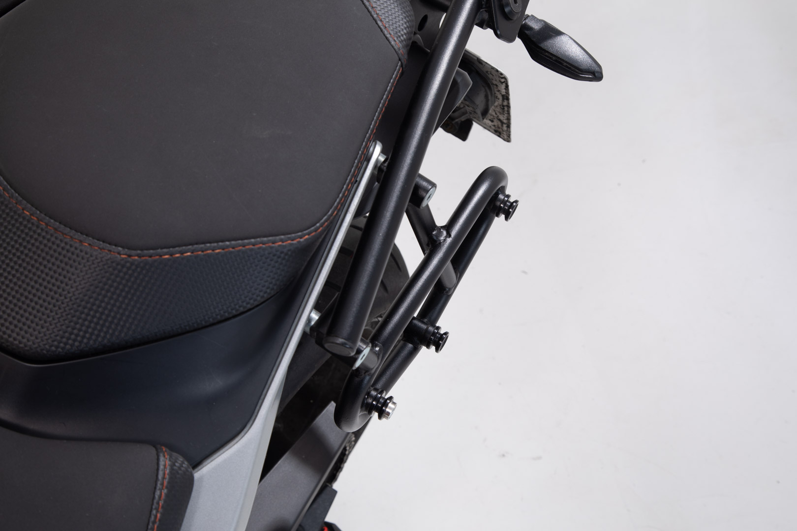 Sistem lateral SW-Motech URBAN ABS - 1x 16,5 l. KTM 790 Duke (18-) / 890 Duke R (19-). Figura 5