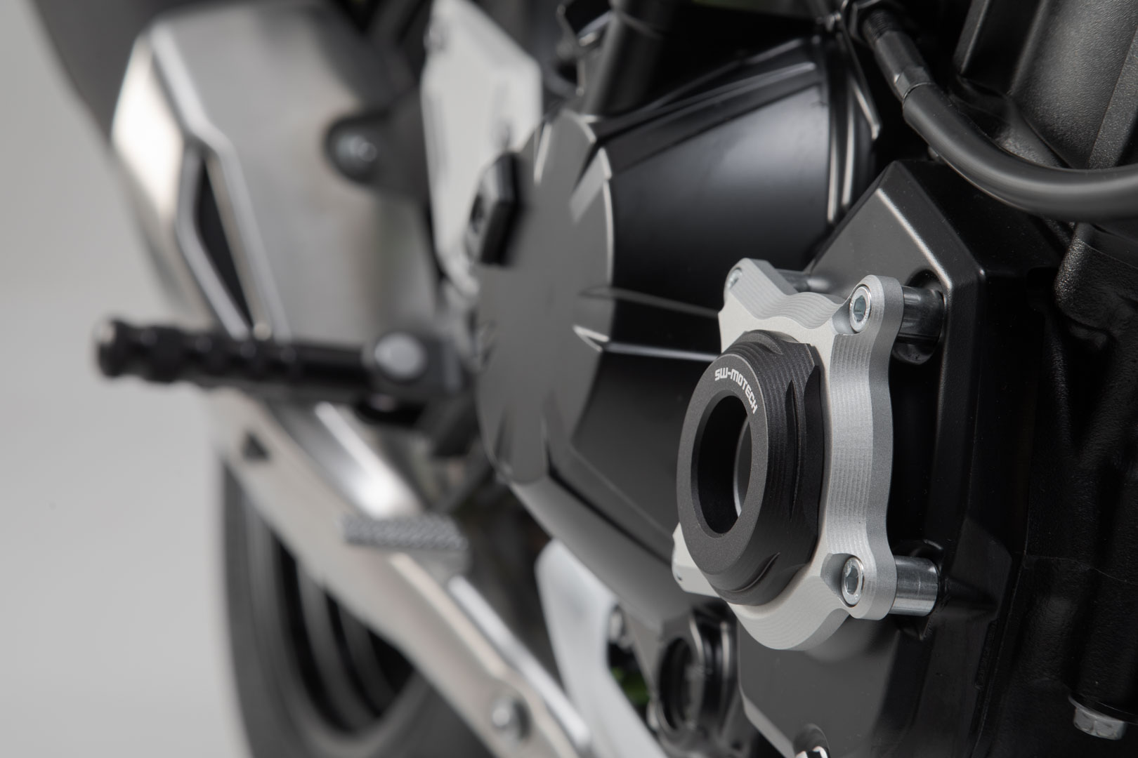 Protector pentru carcasa motorului SW-Motech - Negru/Argintiu. Modele Kawasaki Z900 (16-). Figura 2