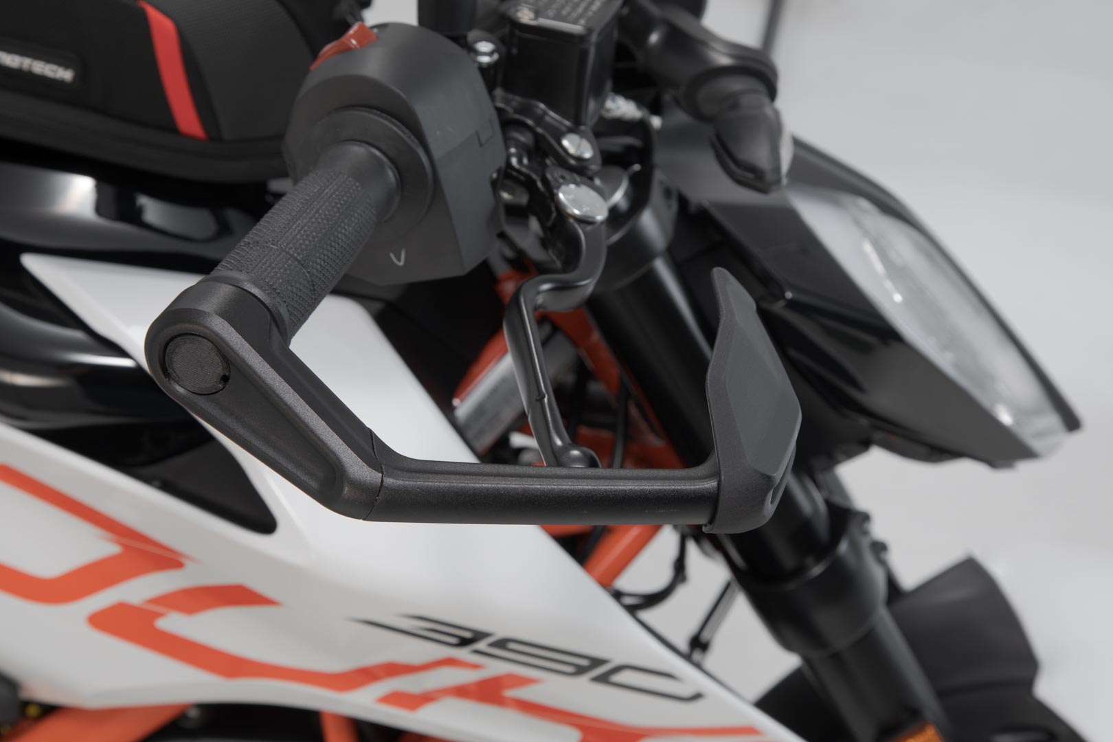 Protecții SW-Motech cu protecție împotriva vântului - Negru. 390 Duke, Monster 937, MT-03, Tuono 1100. Figura 5