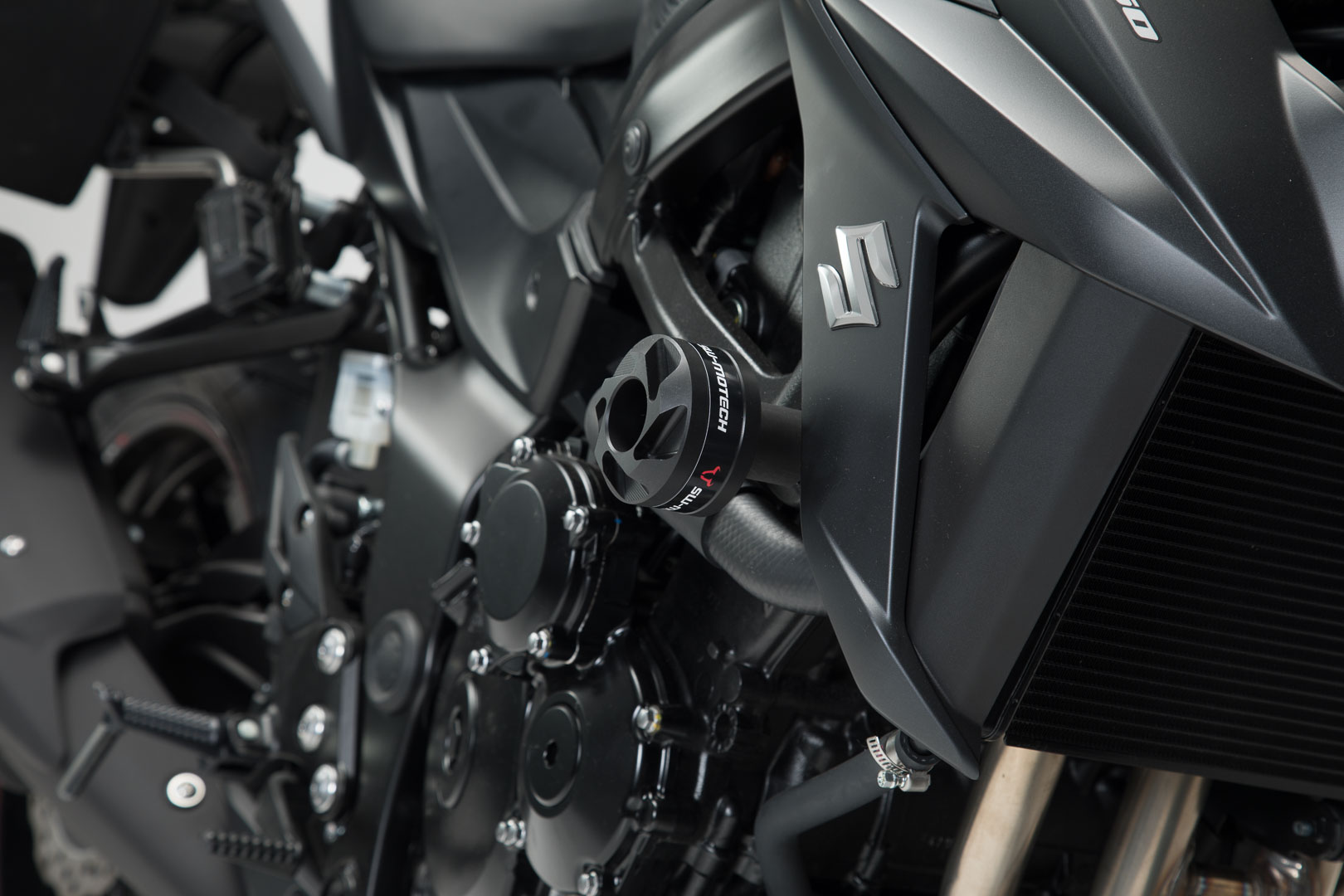 Kit SW-Motech Frame slider - Negru. Yamaha MT-03 (16-)/Suzuki GSX-S750 (17-). Figura 1