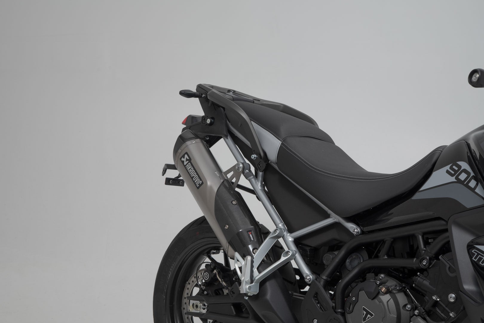 SW-Motech TRAX ADV aluminiumskassesystem + Akrapovic - Sort. 45/37 l. Triumf Tiger 900 (19-23). Figur 5