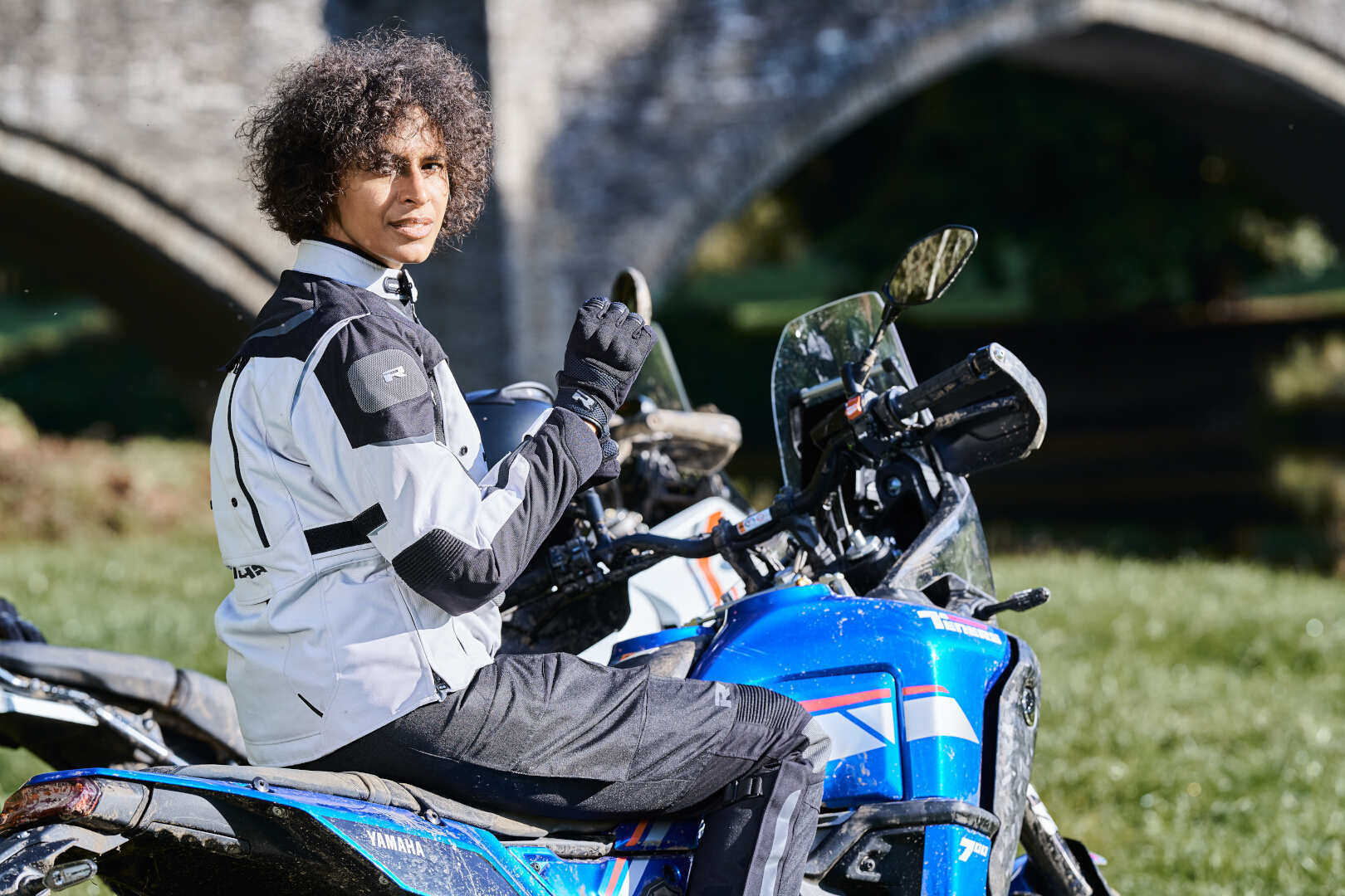 Richa Infinity 2 Adventure imperméable à l’eau dames moto textile veste Gris clair/Noir L Figure 8