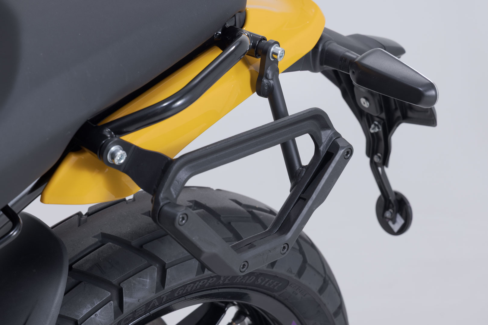 SW-Motech V-LOC sidobärare vänster – Royal Enfield Guerilla 450 (23-). Figur 4
