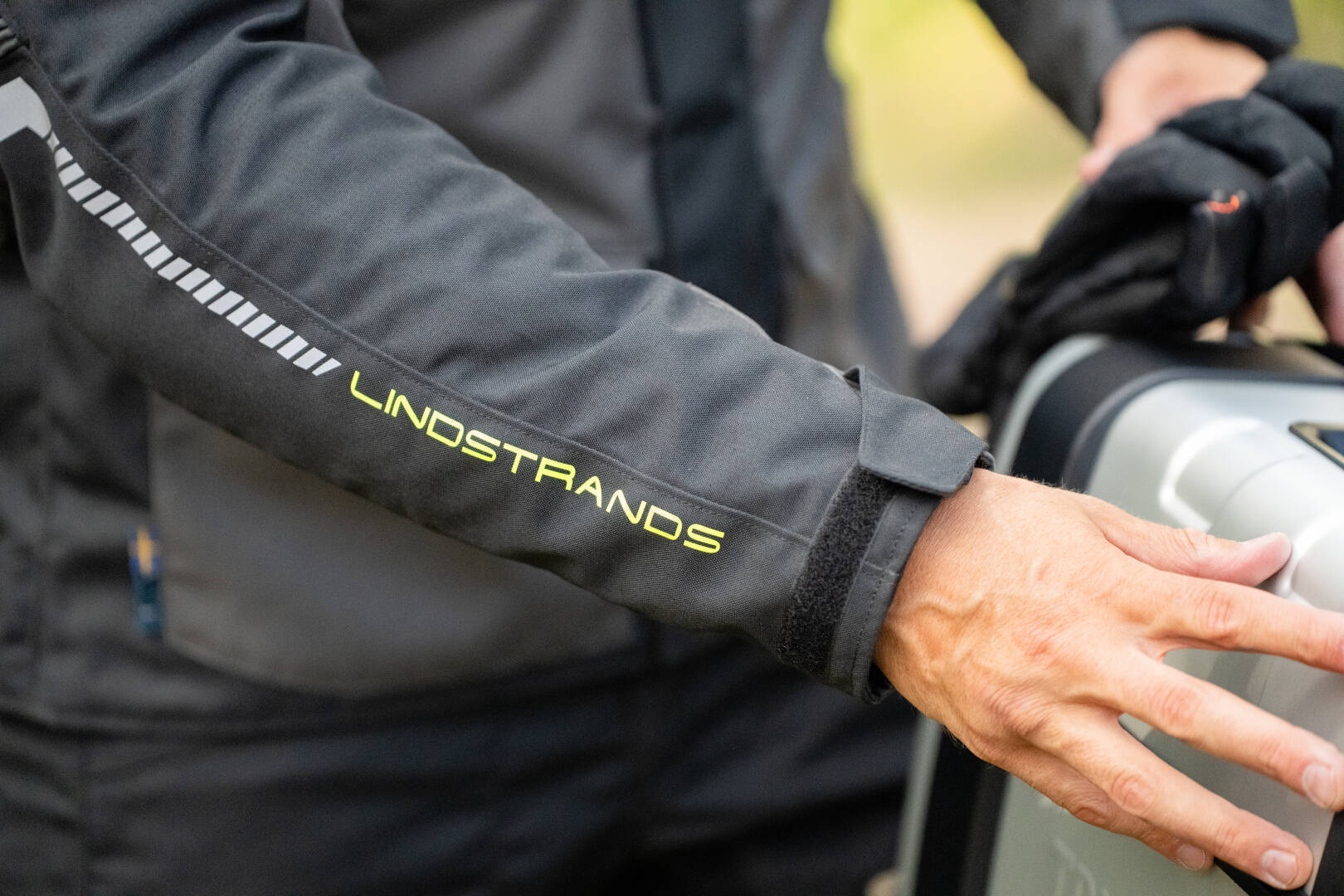 Lindstrands Sylarna waterproof Motorcycle Textile Jacket grey/black 50 Figure 8