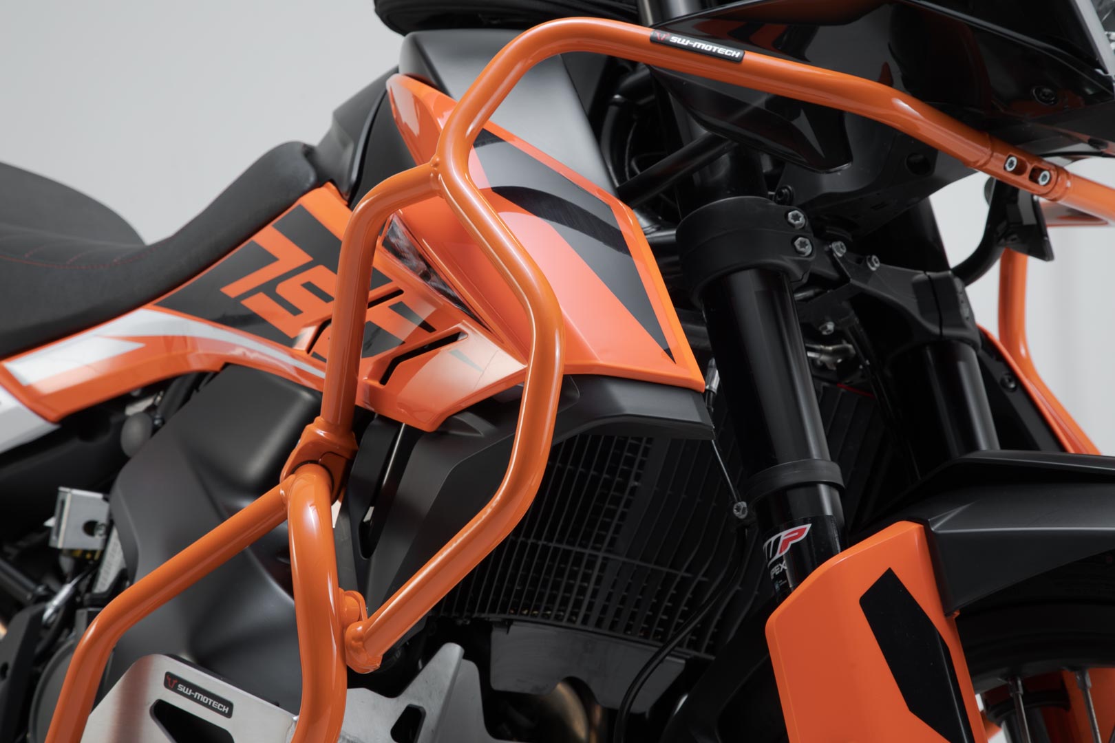 SW-Motech Upper crash bar - Portocaliu. KTM 790 Adv/R (19-21), 890 Adv/R (20-22). Figura 1 SW-Motech Upper crash bar - Portocaliu. KTM 790 Adv/R (19-21), 890 Adv/R (20-22). Figura 1