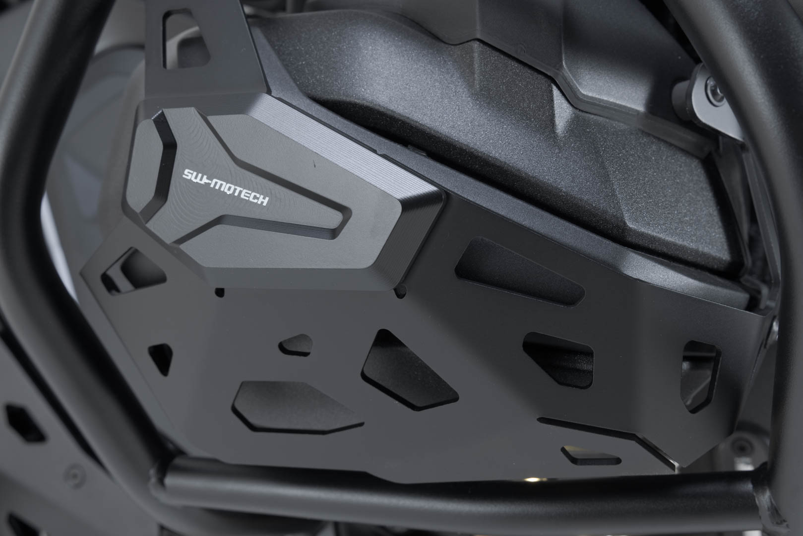 SW-Motech Cylinderskydd - Svart. BMW R 1300 GS, R 1300 R/RS. Figur 3