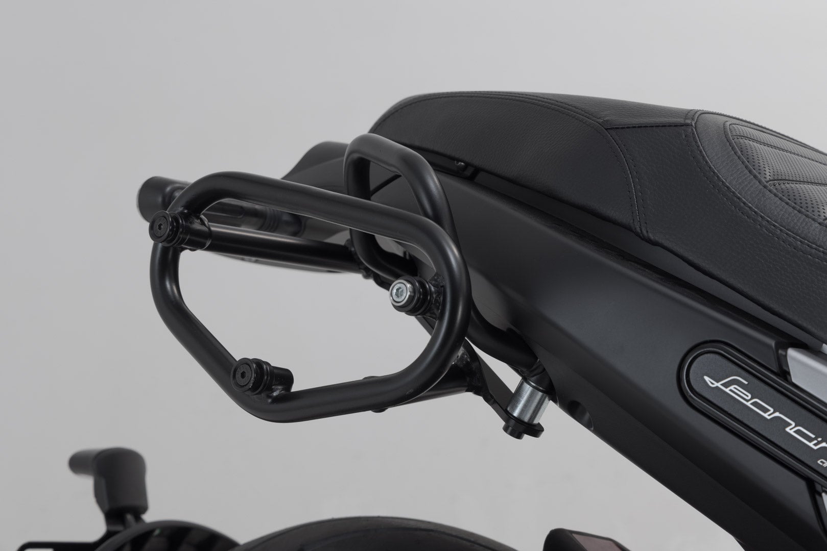 SW-Motech SLC lateral direita - Benelli Leoncino 500 (17-) / 500 Trail (18-). Figura 4