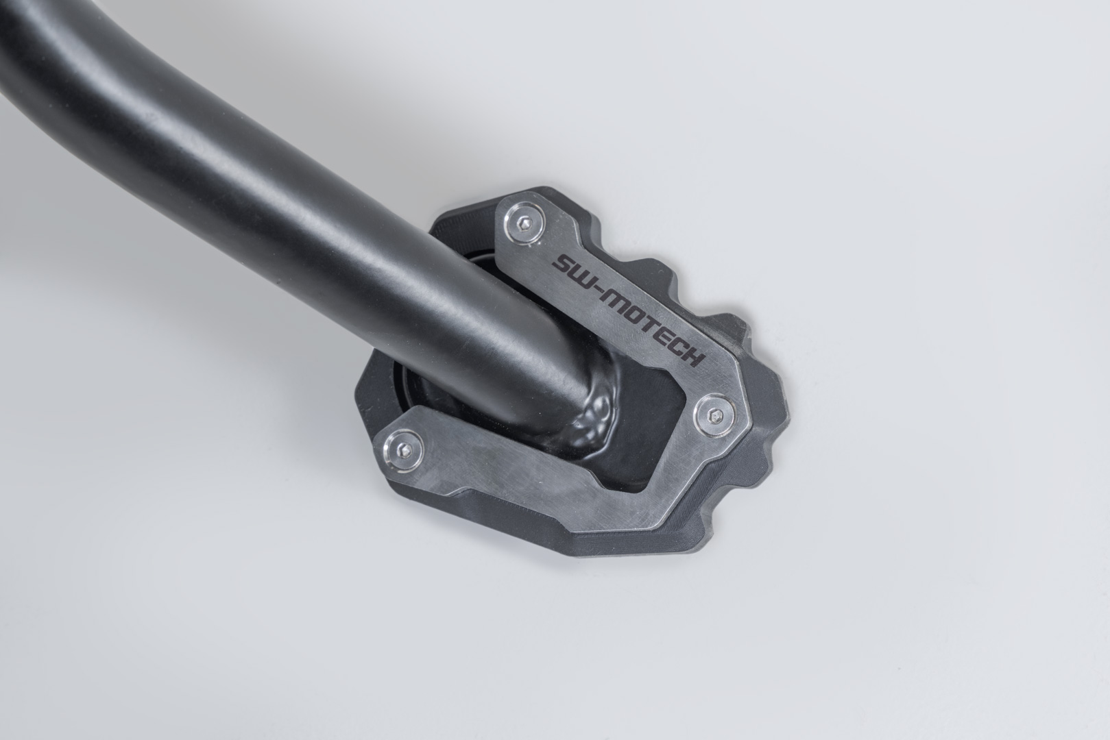 Extensie SW-Motech pentru piciorul lateral - Negru/argintiu. Triumph Tiger Sport 660/800 (24-). Figura 1