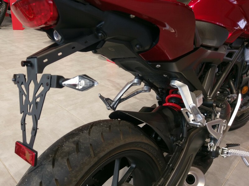 V-DELAR Svart Honda CB125R / 300R platthållare Figur 7