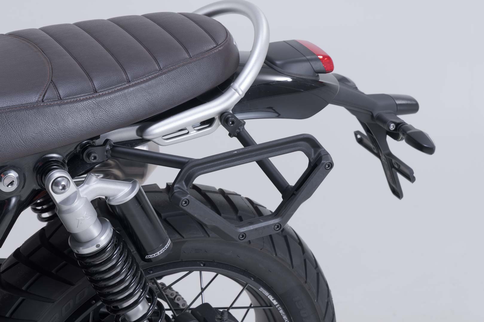 SW-Motech V-LOC Side Carrier vänster – Triumph Scrambler 1200 XC/XE (18-), X/XE (23-). Figur 4