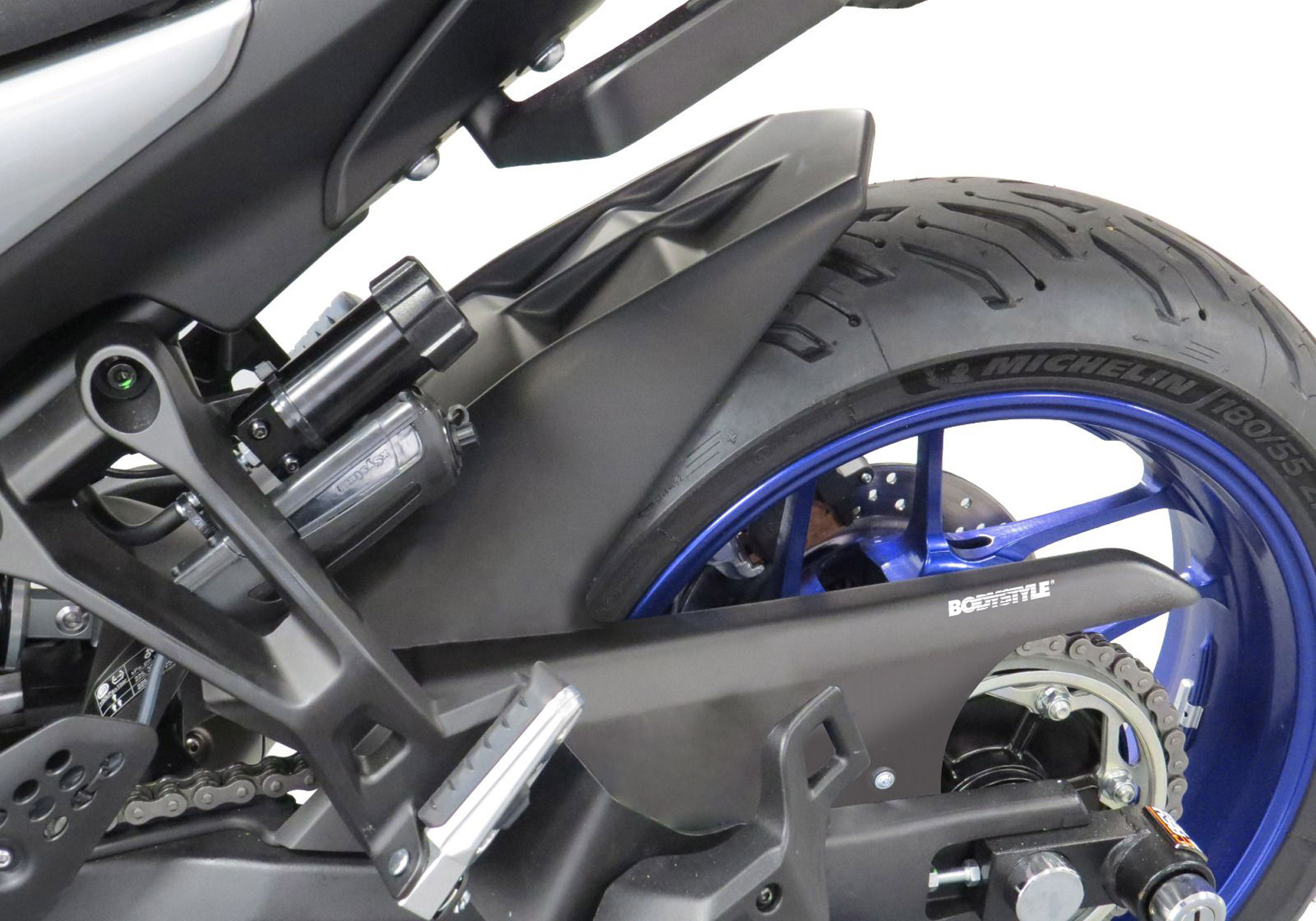 BODYSTYLE spate hugger ABS plastic aspect carbon Figura 1