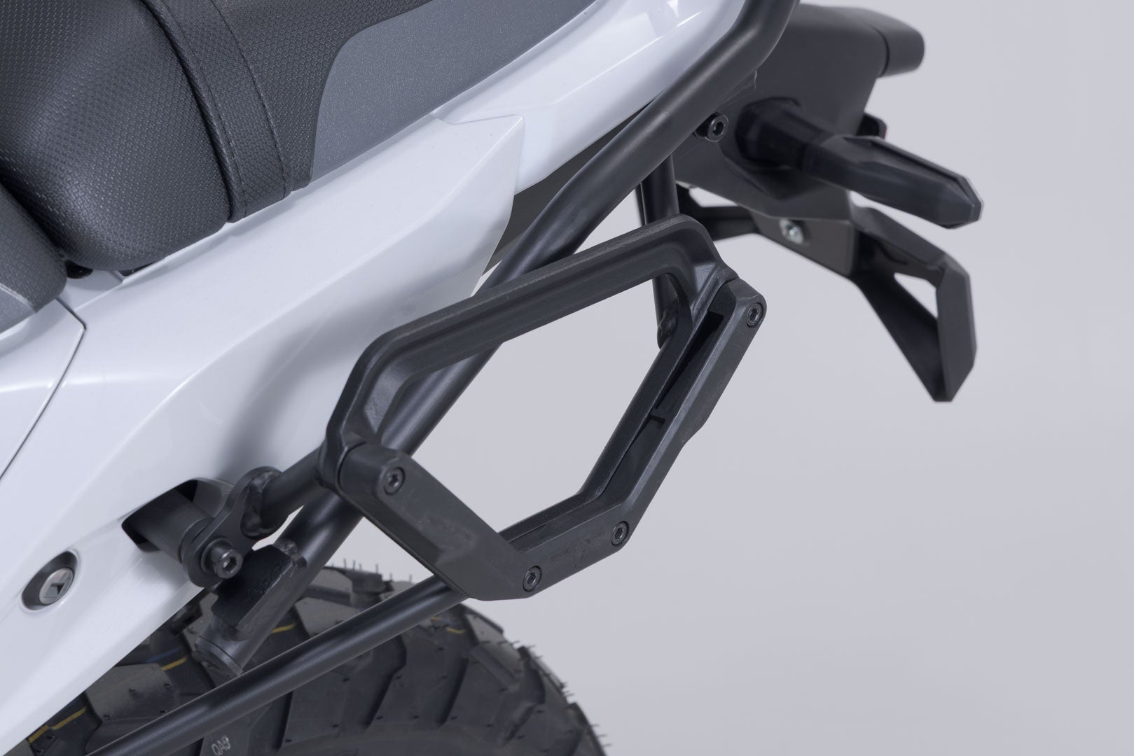 Side view of SW-Motech V-LOC Side Carrier left - Kawasaki KLE500 / KLE500 SE (26-).