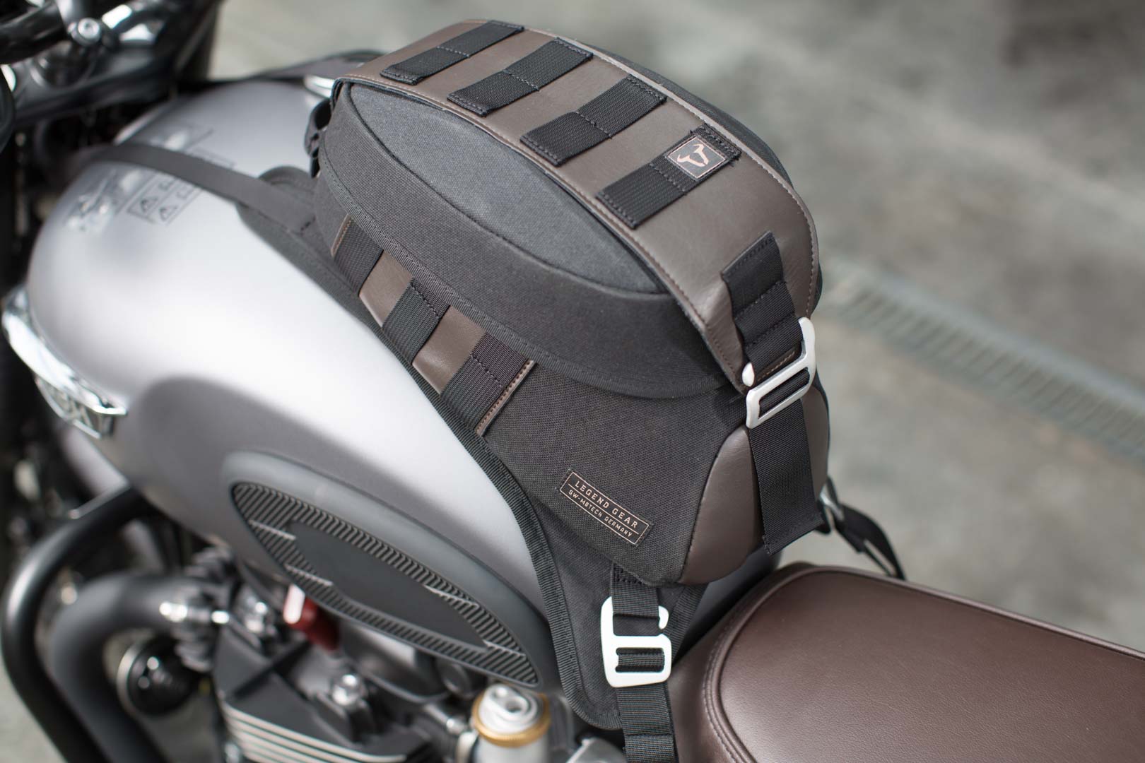 SW-Motech Legend Gear strap tank bag LT2 - 5.5 l. Fixare cureaua. Rezistent la stropi. Figura 2