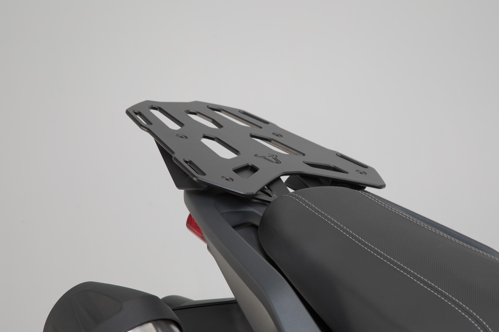 Sistem de carcasă superioară SW-Motech URBAN ABS - Negru. Triumph Tiger 1050 Sport (13-). Figura 3