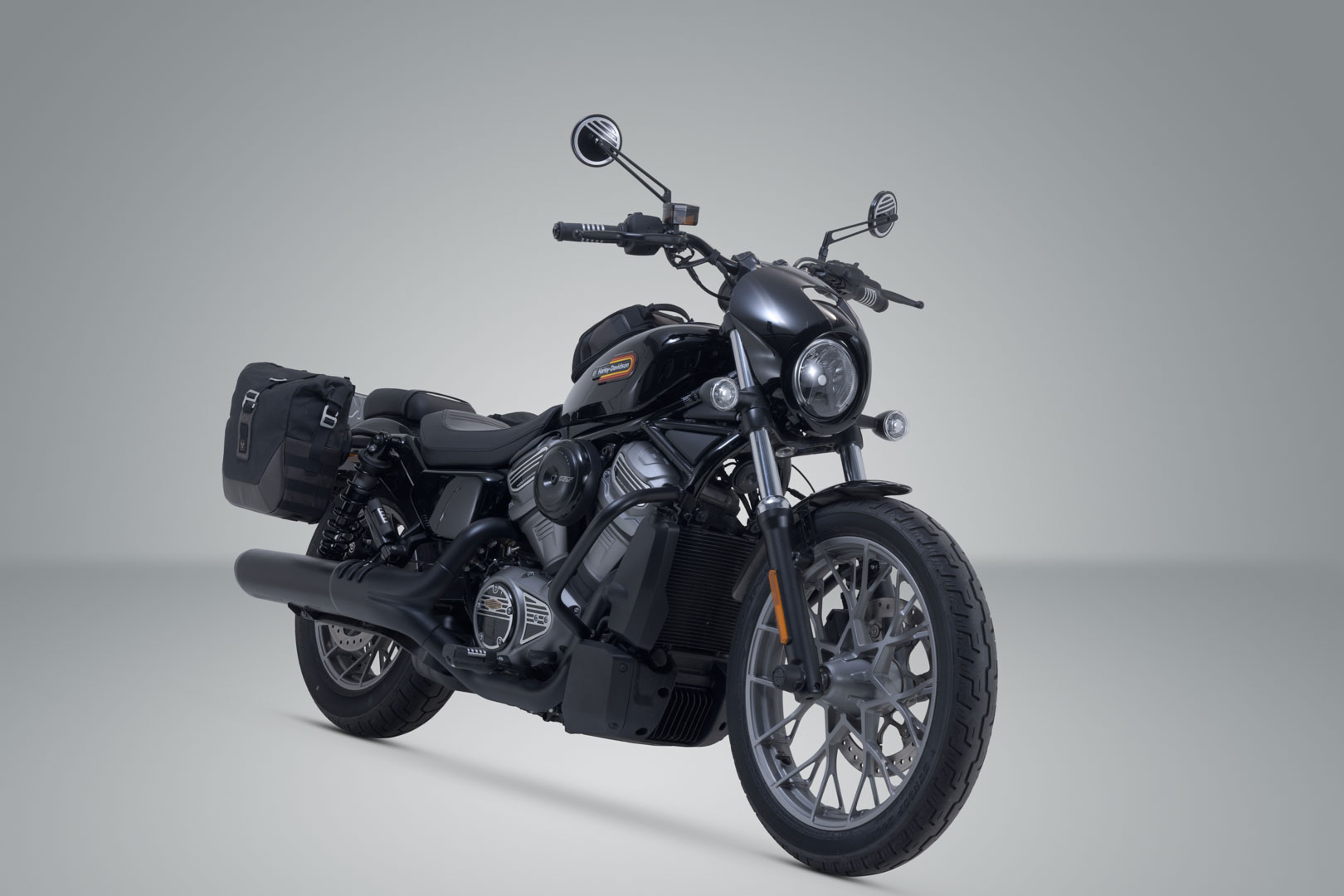 Sistem lateral SW-Motech Legend Gear LC - Harley-Davidson Nightster (22-) / Special (23-). Figura 2