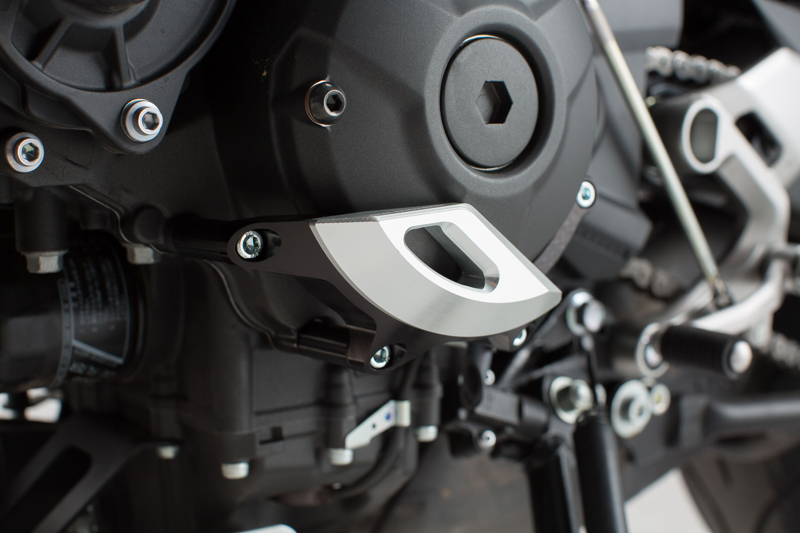 Protector de carcasă de motor SW-Motech - Negru/argintiu. MT09/Tracer, Tracer900/GT, XSR900. Figura 1