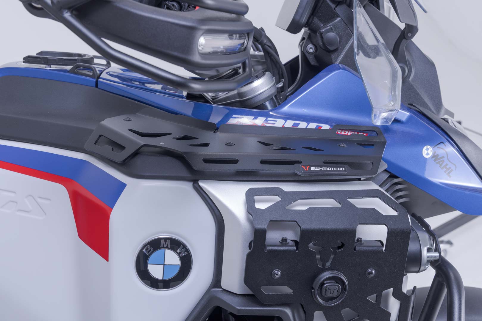 Raftul rezervorului SW-Motech - Negru. Trofeul BMW R 1300 GS Adventure (23-). Figura 4