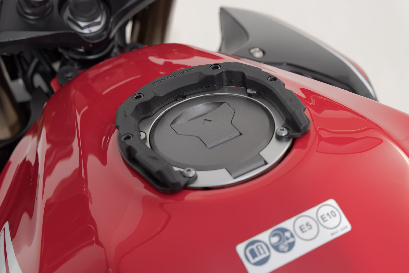 Inelul pentru rezervor SW-Motech PRO - Negru. Modele Honda. Pentru un rezervor cu 5 șuruburi. Figura 2