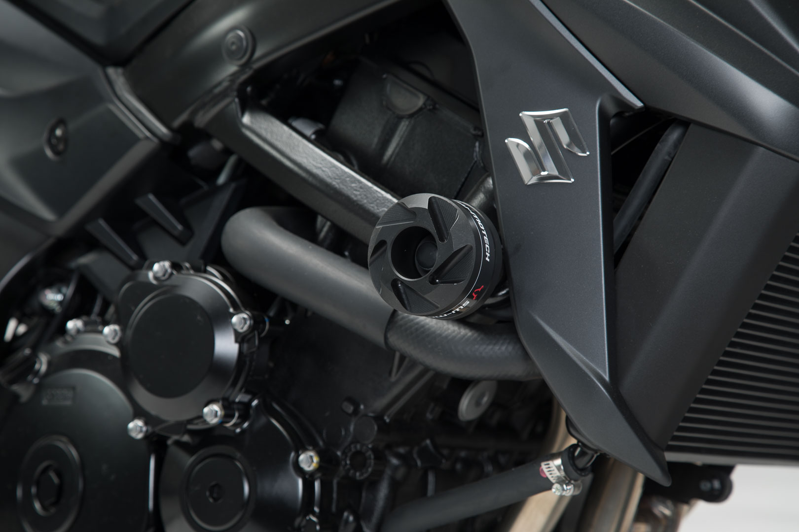 Kit SW-Motech Frame slider - Negru. Yamaha MT-03 (16-)/Suzuki GSX-S750 (17-). Figura 3