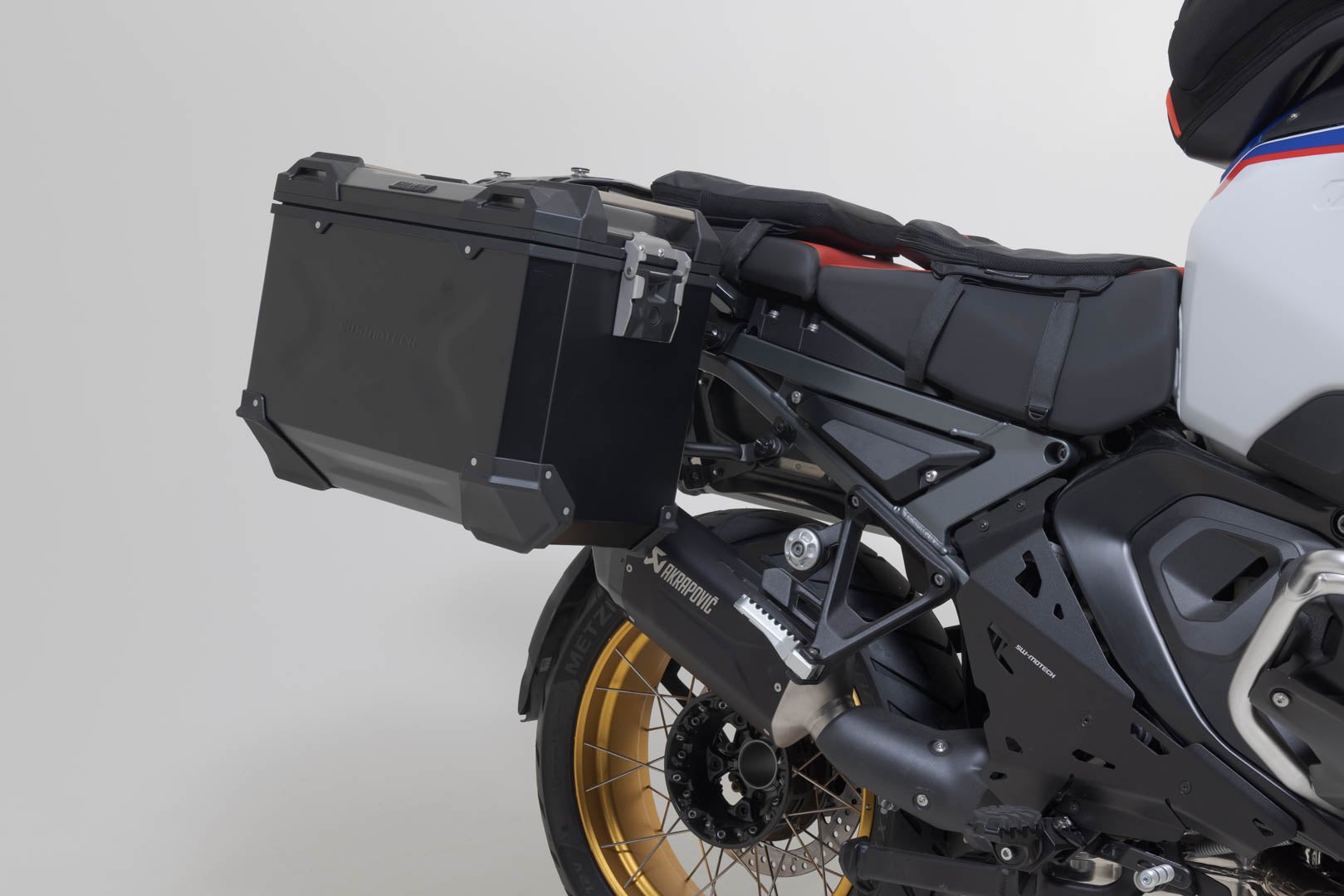 SW-Motech TRAX ADV aluminium kasse system + Akrapovic - Sort. 45/45 l. BMW R 1300 GS Adv. (24-). Figur 3