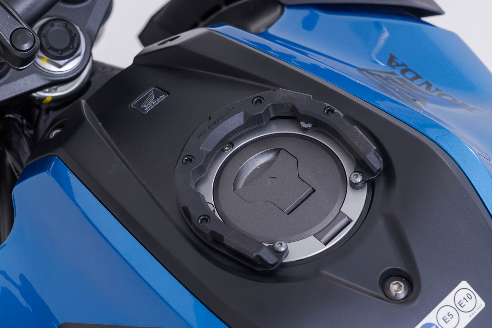 SW-Motech PRO tankring – svart. Honda CB125R (24-). Figur 2